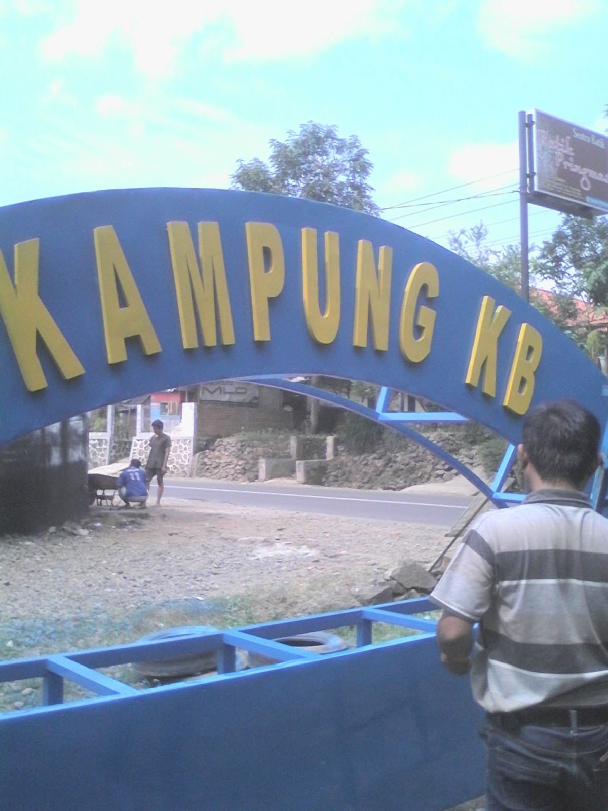 Gapura Kampung KB: Teman Setia Belanja di Tengah Keramaian Cilacap